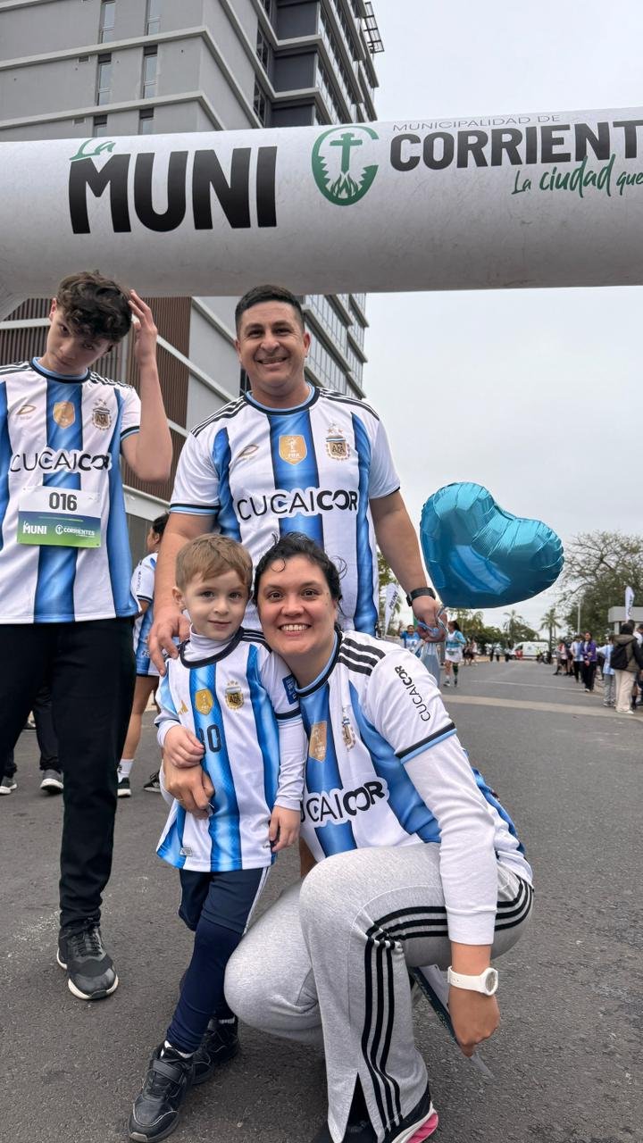 Participantes de la Maratón Argentina Corre por la donación en Corrientes, vestidos de celeste y blanco