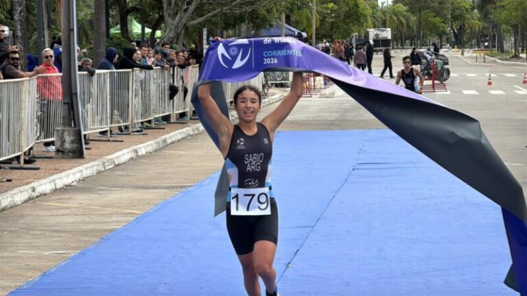 Atletas compitiendo en la final del torneo argentino de triatlón en la costanera de Corrientes