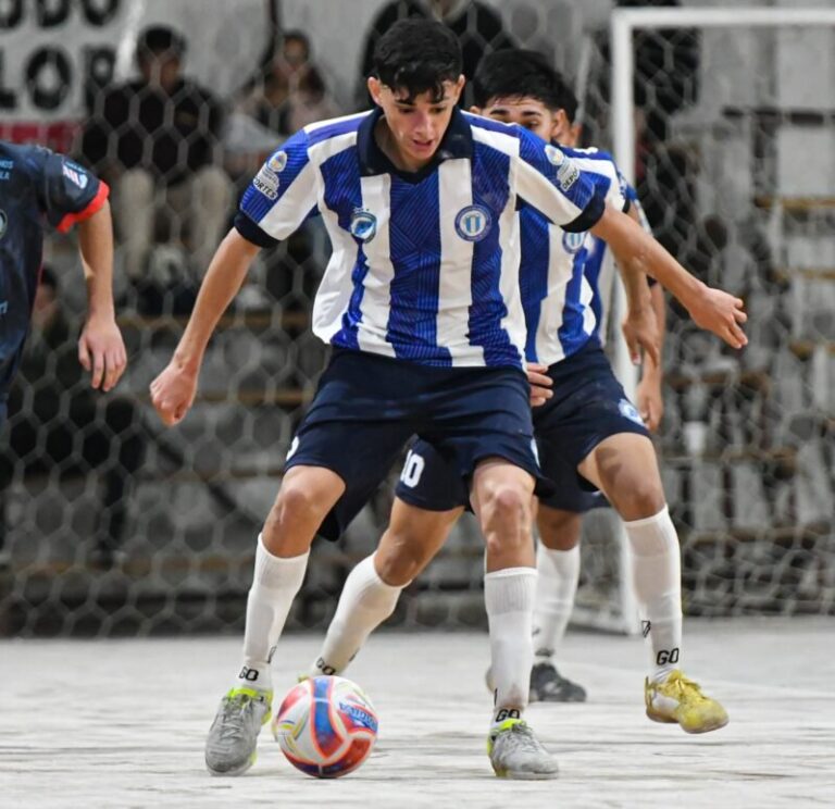 Partido de futsal entre Corrientes Interior y Mar Chiquita en el estadio Foot Ball de Esquina