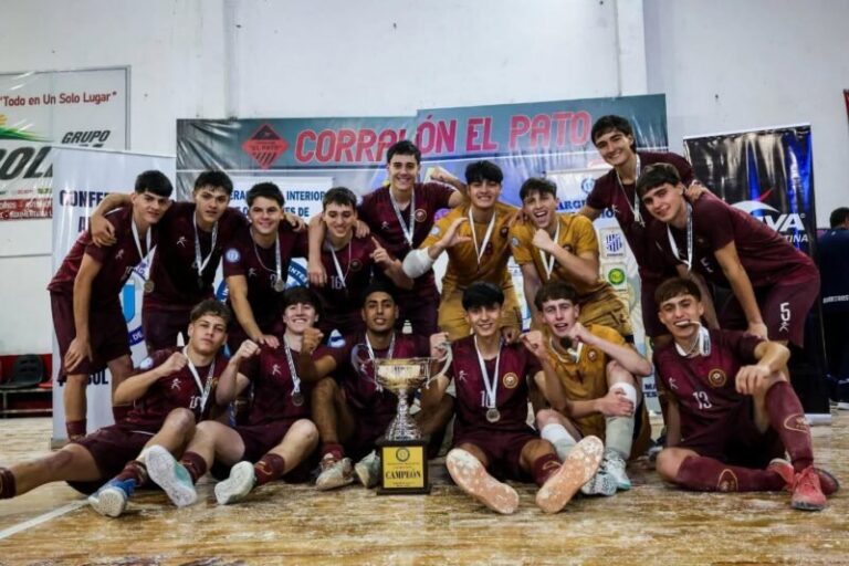 Equipo de Corrientes Interior de futsal en el podio del Campeonato Argentino C20