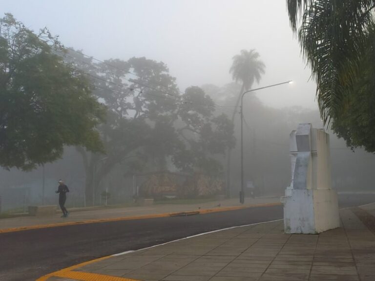 Calle de la ciudad de Corrientes cubierta por niebla densa durante la mañana del 31 de mayo