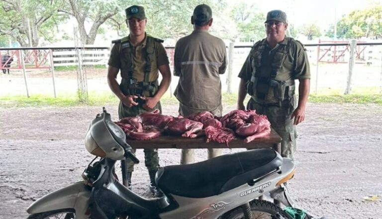 Moto 110 y maleta con carne de ciervo secuestrada en operativo policial en Sauce