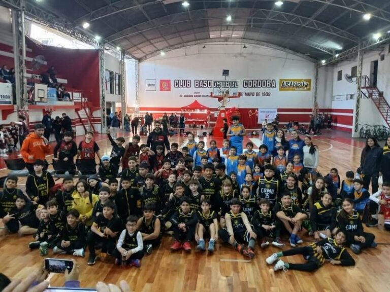 Chicos de minibásquet en el 8° Encuentro Antorcha Esquivel en Corrientes