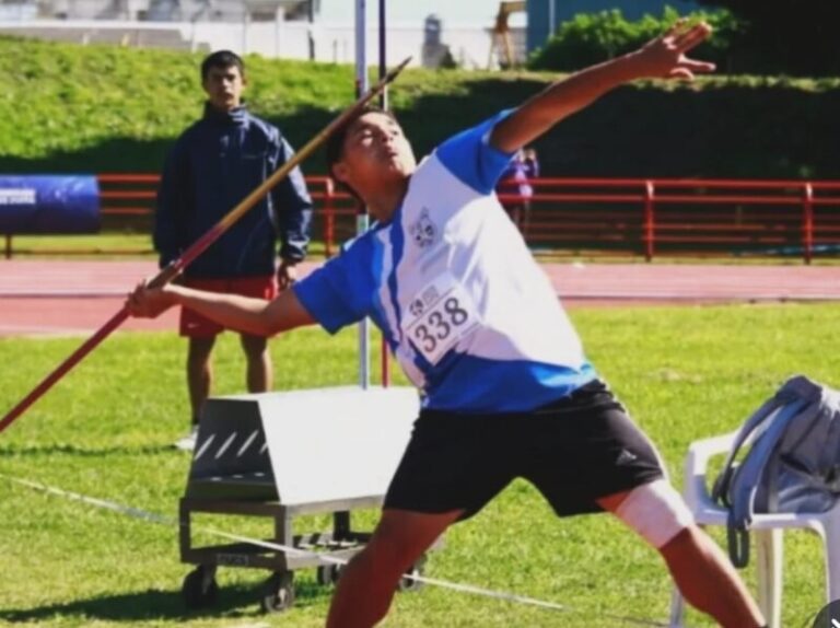 Estefano Toscani con medalla de oro en lanzamiento de jabalina categoría U18