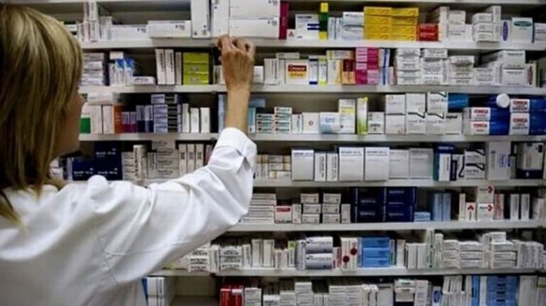 Farmacia en Corrientes con cartel de Pami