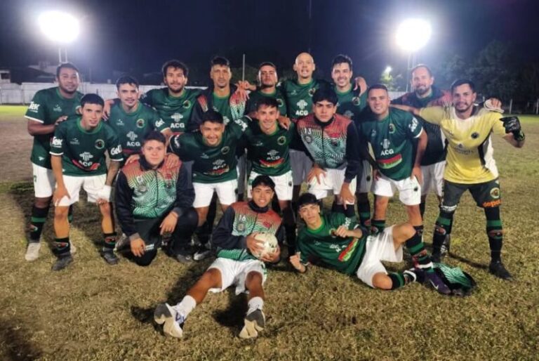 Partido de fútbol entre Ferroviario y Deportivo Empedrado en el estadio de Sportivo