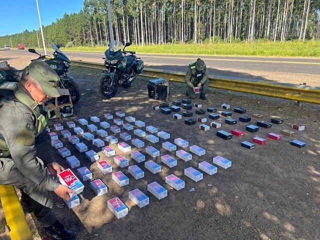 Efectivos de Gendarmería Nacional durante un control de rutina sobre la Ruta Nacional 12 en Ituzaingó