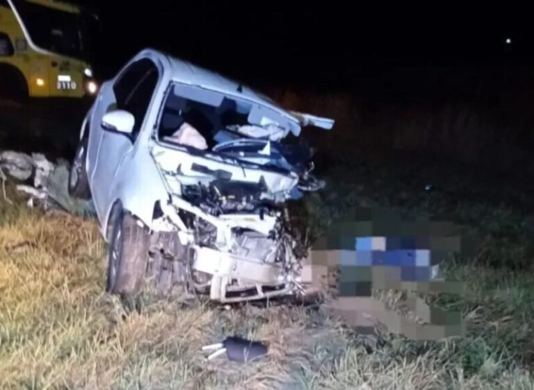 Vehículo siniestrado en la Ruta Nacional 12 tras choque frontal
