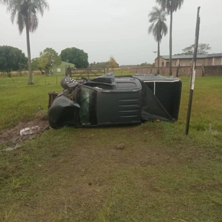 Vehículo volcado a un costado de la Ruta Nacional 12 en el Paraje Yacarey, Itatí