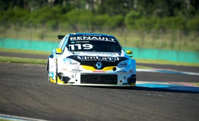 Humberto Krujoski en el podio de la primera final del Turismo Carretera 2000 en Termas de Río Hondo