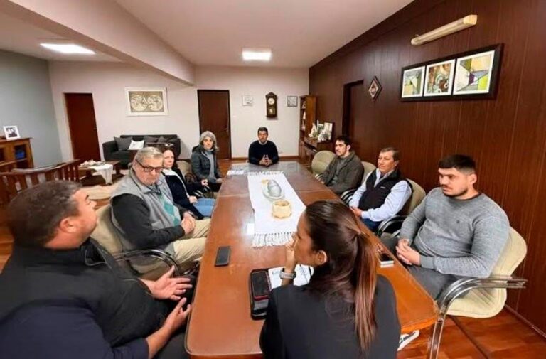 Reunión entre la intendente Noelia Bazzi y las autoridades de la Cámara de Turismo en Bella Vista