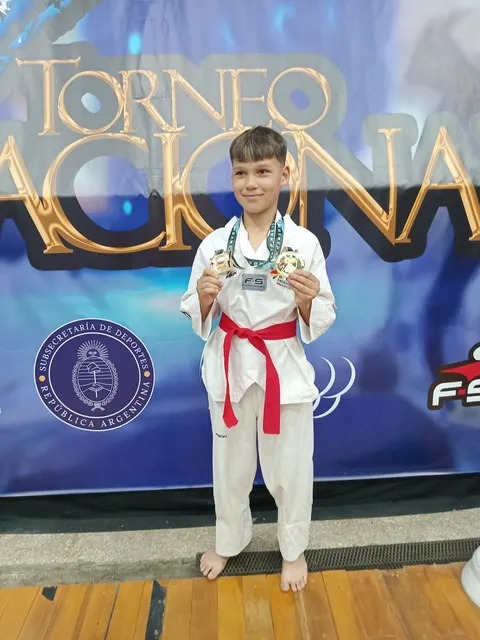 Lauriano Acevedo, niño de 10 años de Santo Tomé, posa con sus medallas de taekwondo
