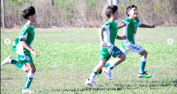 Niños y niñas jugando al fútbol en cancha reducida, representando la nueva categoría Sub-7 de la Liga Correntina