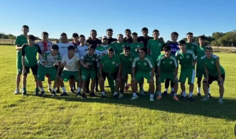 Plantel de Reserva de Mandiyú entrenando en el predio de Santa Catalina