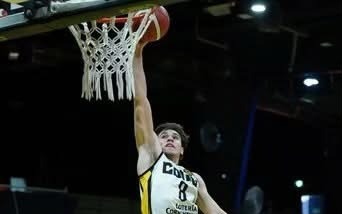 Jugadores de básquet Marcos Panozzo y Facundo Wolinsky en la cancha
