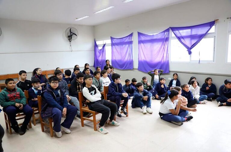 Charla de prevención del bullying en escuela de Bella Vista
