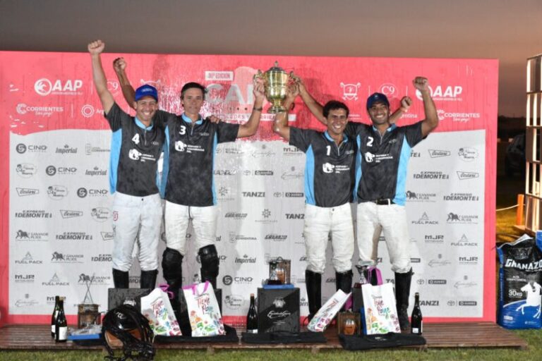 Equipo Naimará La Madrugada celebrando el título de campeón argentino de Polo del Interior en Mercedes, Corrientes
