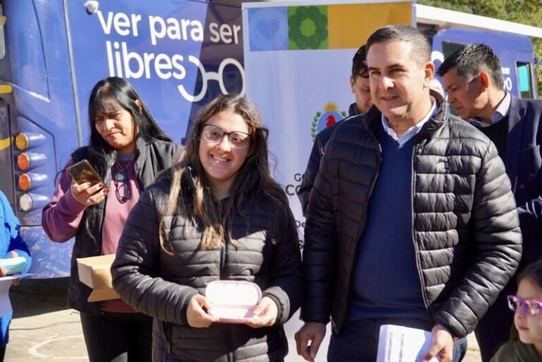 Niños recibiendo atención oftalmológica en el marco del programa Ver para Ser Libres en Corrientes