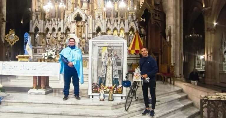 Peregrinos frente a la Basílica de Nuestra Señora de Itatí