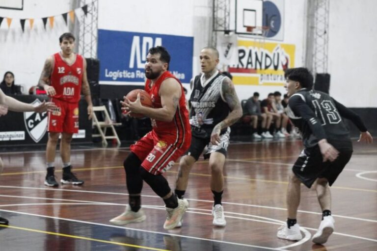 Partido de básquet entre Pingüinos y Córdoba en el estadio Marcelino Cora Ojeda