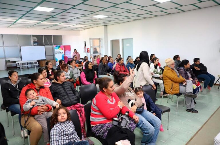 Entrega de bolsones del programa Nutriendo Futuro en el salón Yapeyú de Bella Vista