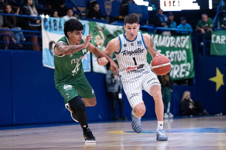 Partido de básquet entre Regatas Corrientes y Ferro Carril Oeste en La Bombonerita