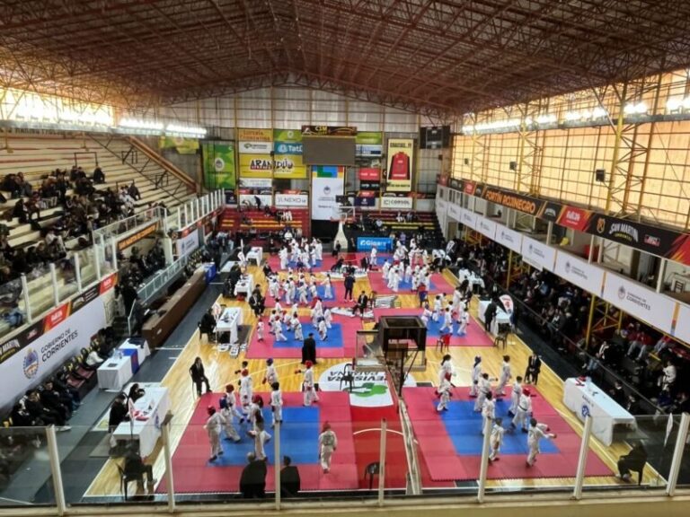 Deportistas de Regatas Corrientes en torneo de taekwondo
