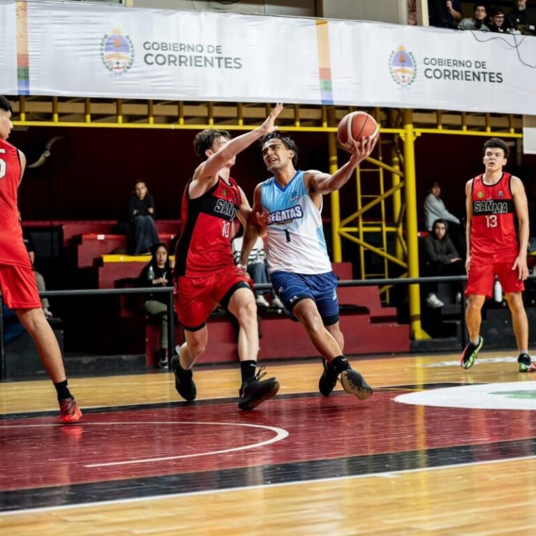 Partido de básquet entre San Martín y Hércules en cancha del barrio Libertad