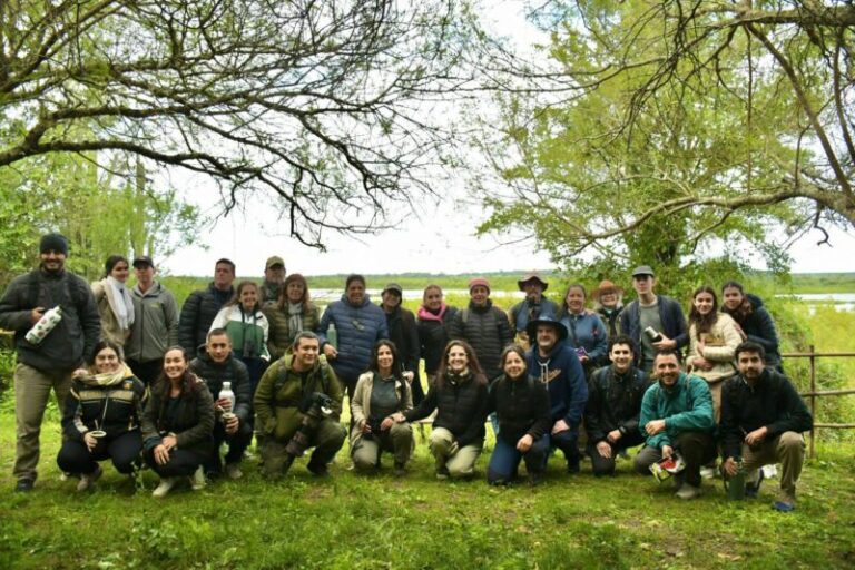 Grupo de personas con binoculares en la Reserva Natural Santa Catalina durante el Global Big Day