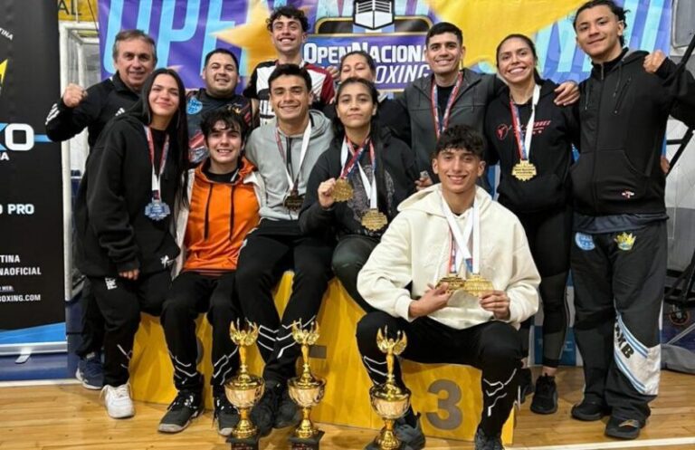 Selección correntina de kickboxing con medallas en el Open Nacional