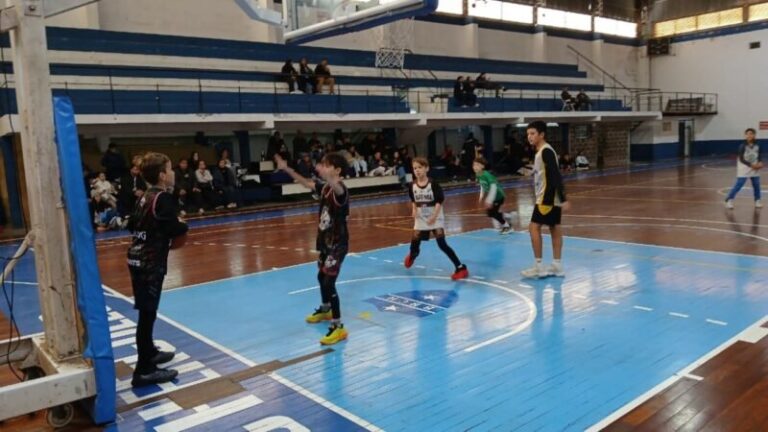 Jugadores de básquet de selecciones Mini de Corrientes en entrenamiento