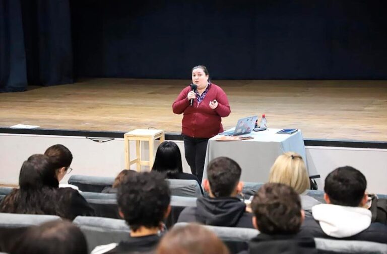 Personas participando en la tercera clase del programa Bella Vista Emprende en la Casa de la Cultura