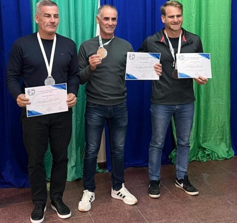 Triatleta correntino Guillermo Rojas Busellato con medalla de bronce