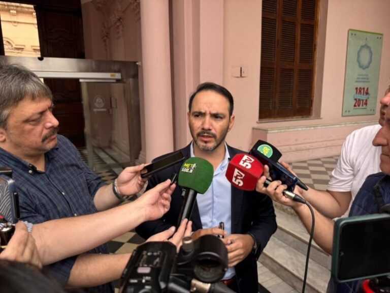 Juan Pablo Valdés, gobernador de Corrientes, durante un anuncio