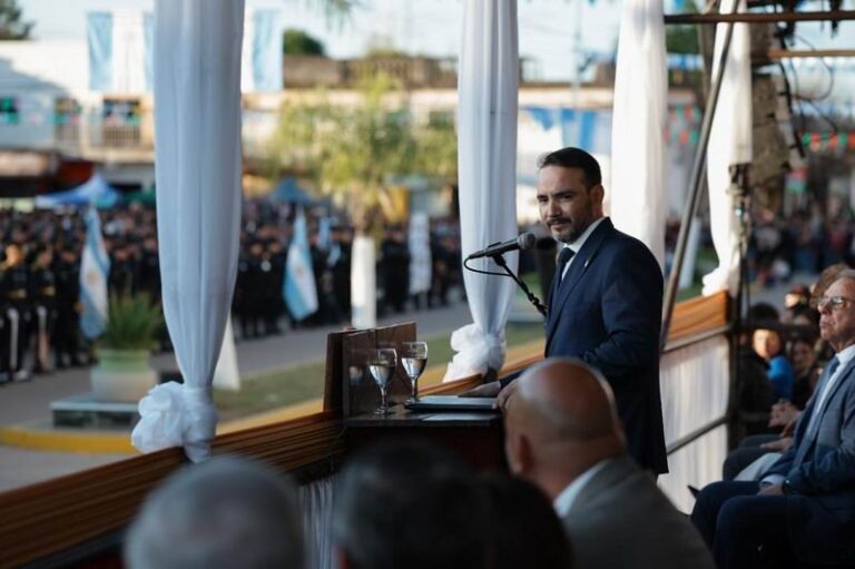 Gobernador Juan Pablo Valdés e intendente Reni Buján en acto por el 220° aniversario de San Luis del Palmar