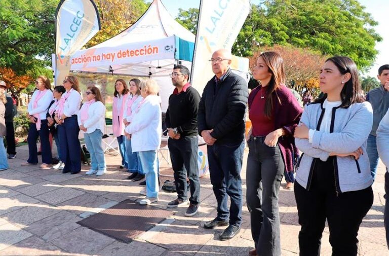 Participantes de la Marcha sin Tabaco en Bella Vista con pancartas y carteles