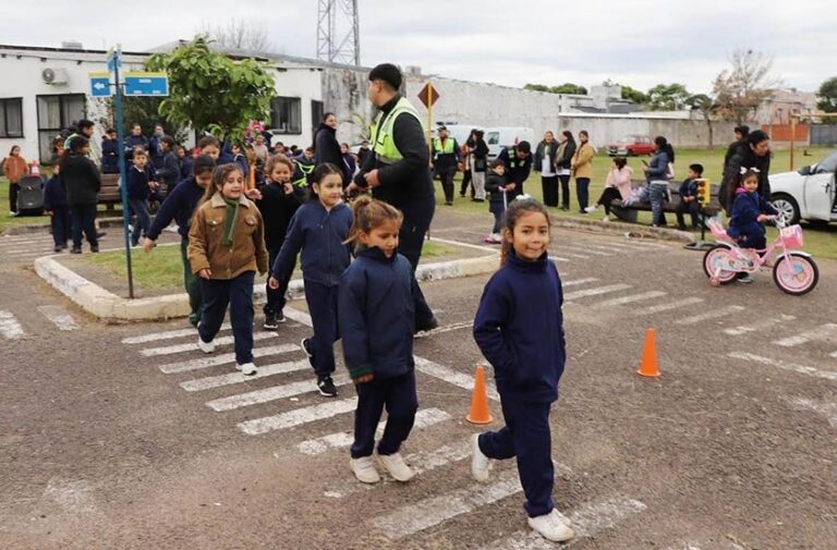 Alumnos participan en actividades de concientización vial en el Parque Temático de Bella Vista
