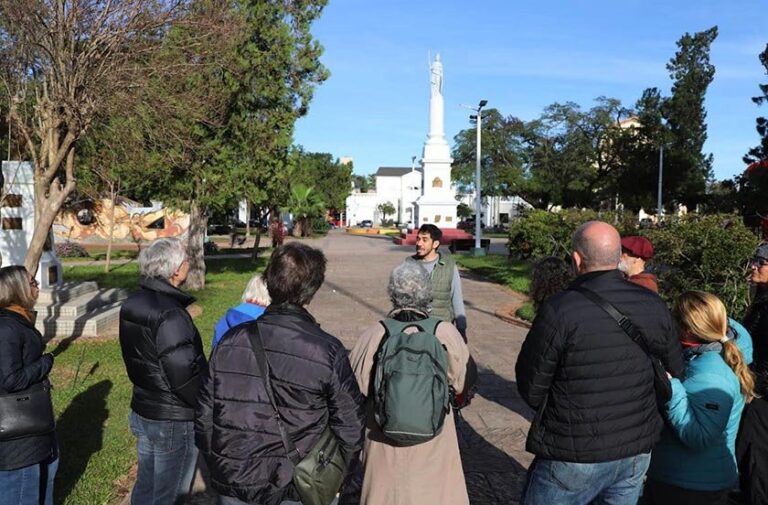 Turistas bonaerenses recorren Bella Vista durante gira por Corrientes
