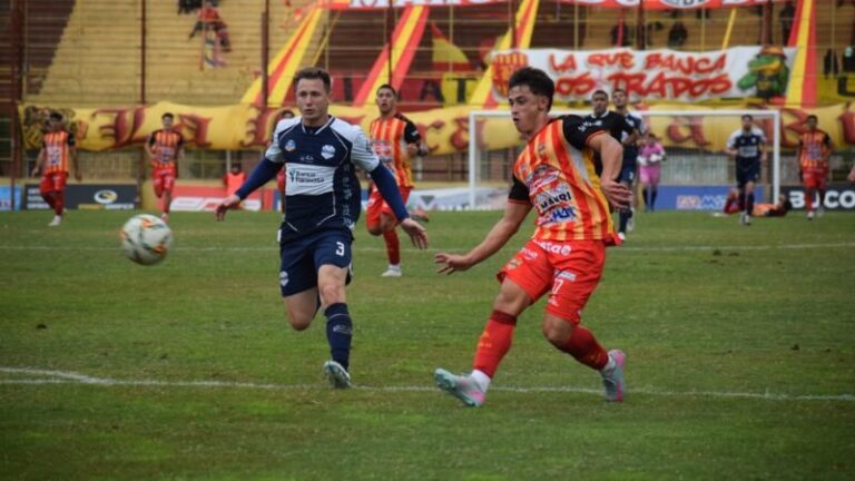 Jugadores de Boca Unidos celebran un gol en el partido contra San Martín de Formosa