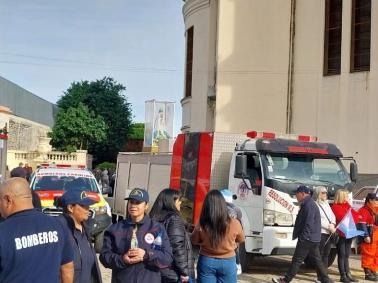 Bomberos Voluntarios peregrinando a la Basílica de Itatí con autobombas y unidades de rescate