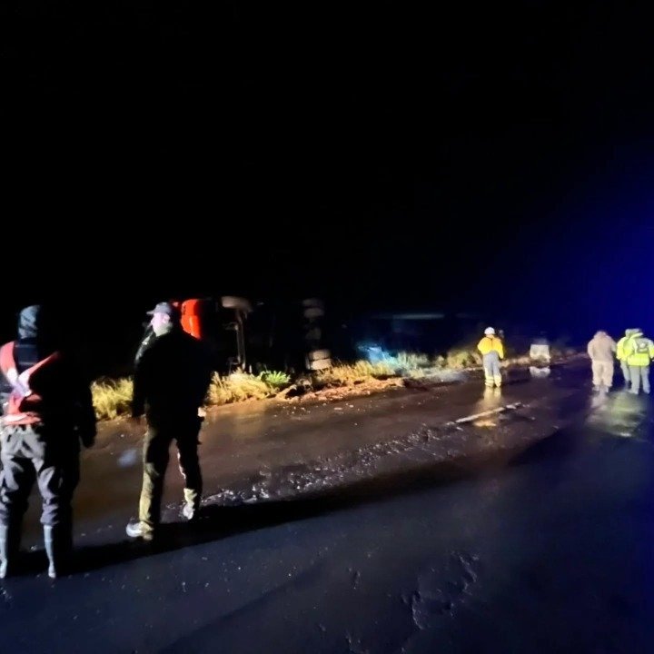 Camión volcado con carga de vino en banquina de Ruta 14, cerca de Gobernador Virasoro