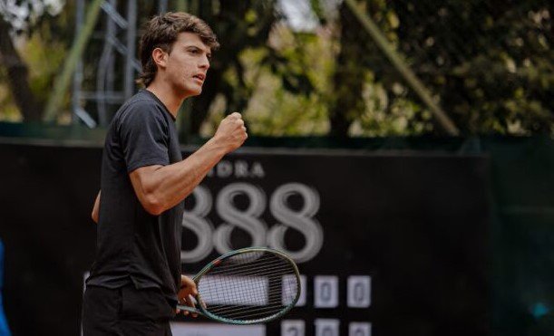 Carlos María Zárate en la cancha de tenis durante el torneo ITF M25 en Cuiabá