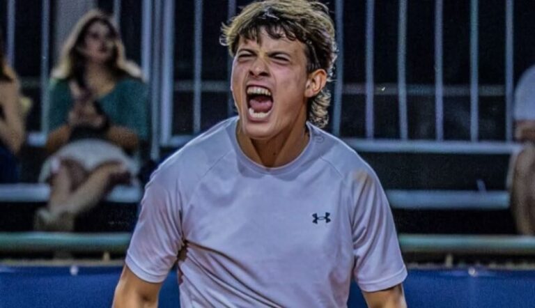 Carlos María Zárate durante un partido de tenis en cancha de polvo de ladrillo