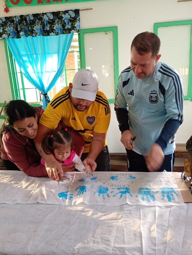 Niños del barrio Río Paraná con bandera de la selección argentina