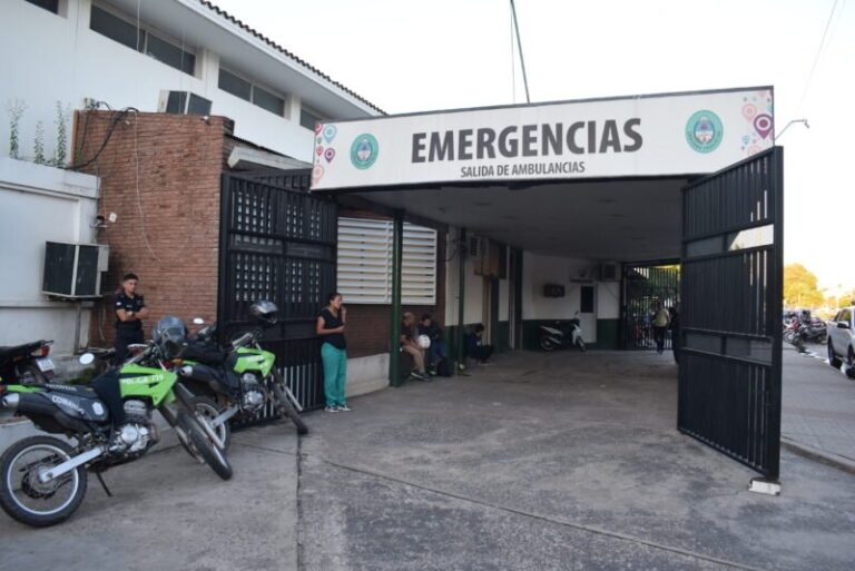 Acceso al barrio Doctor Montaña en la avenida Maipú, Corrientes