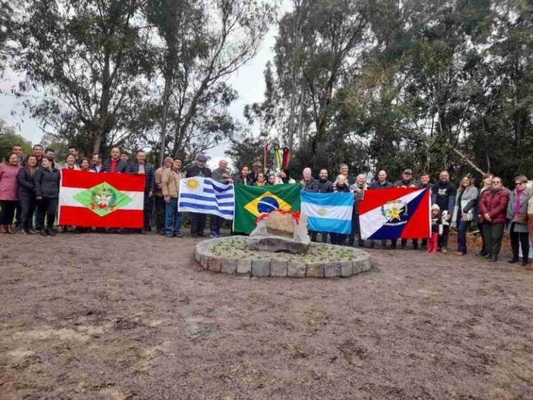Ceremonia de colocación de piedra fundamental en el kilómetro cero del río Uruguay