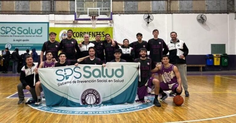 Jugadores de Colón en la cancha del Club Alvear
