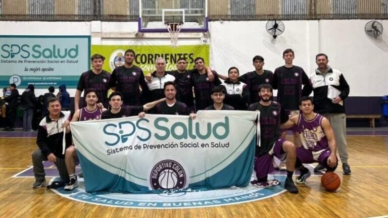 Jugadores de Colón durante un partido de básquetbol