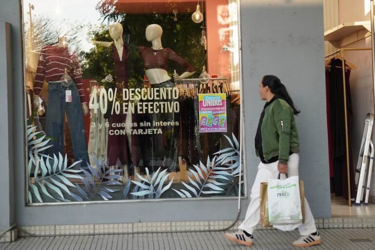Vidrieras de comercios en el microcentro de Corrientes