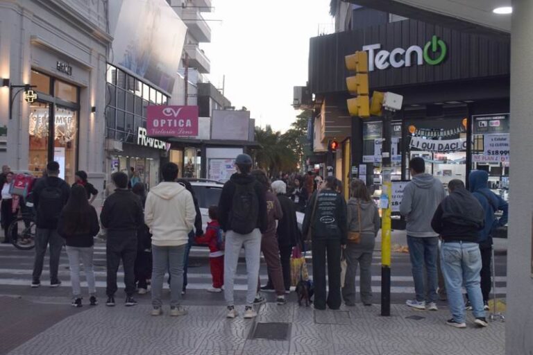 Comerciante atendiendo en un local de Corrientes durante el pago del aguinaldo